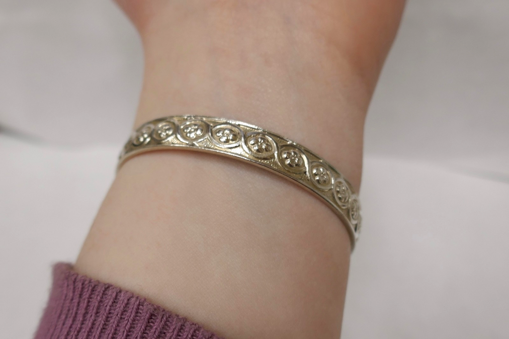 Tiffany & Co. Makers Floral Wave Sterling Silver Bangle 7.5 In with Pouch & Box