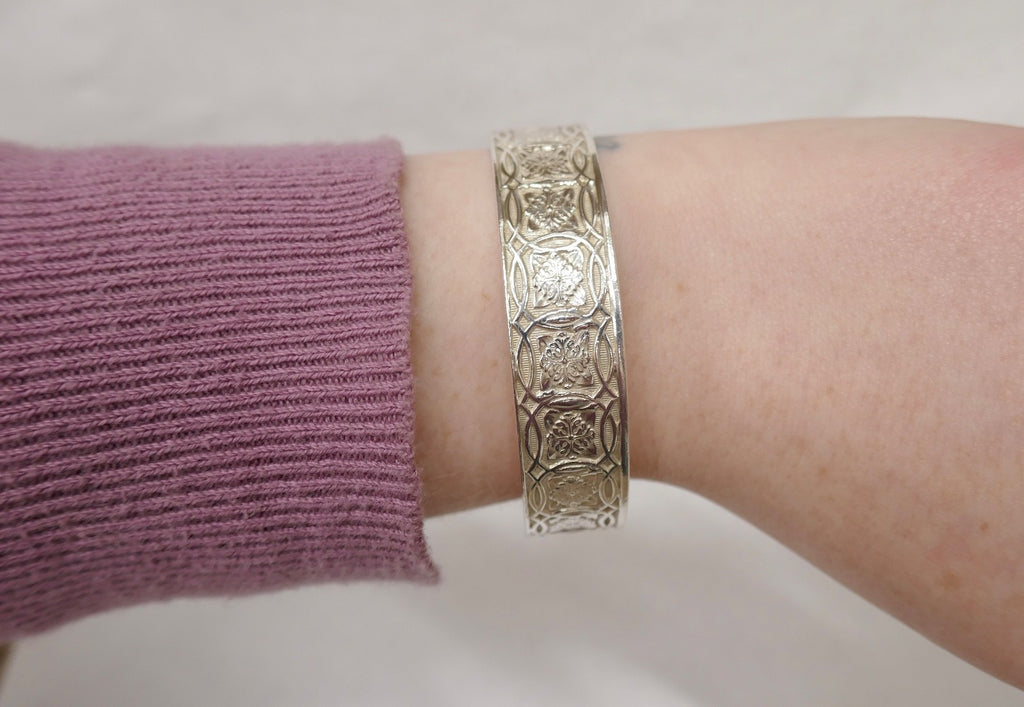 Tiffany & Co. Makers Celtic Leaf Sterling Silver Bangle 7.5 In with Pouch & Box
