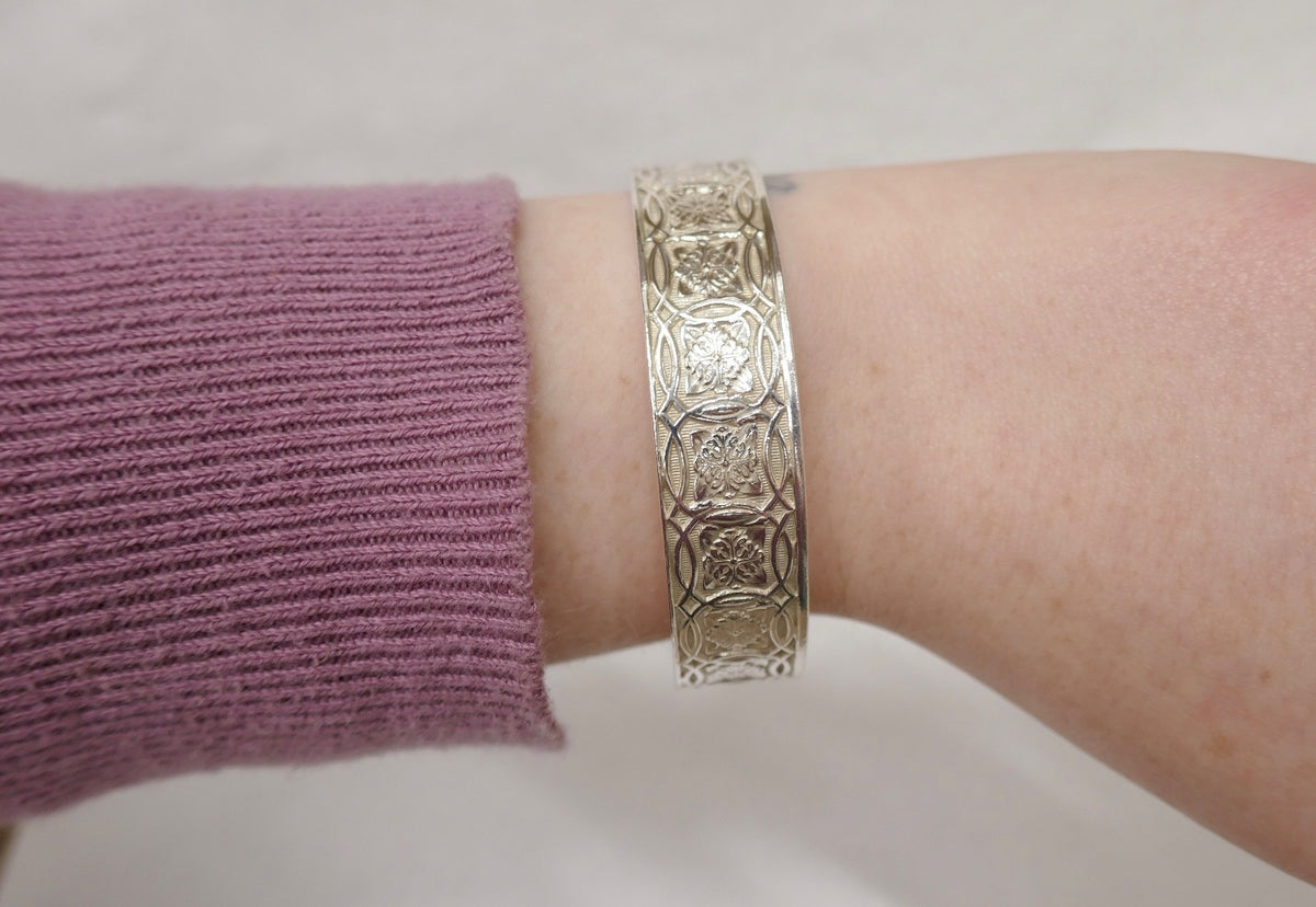 Tiffany & Co. Makers Celtic Leaf Sterling Silver Bangle 7.5 In with Pouch & Box