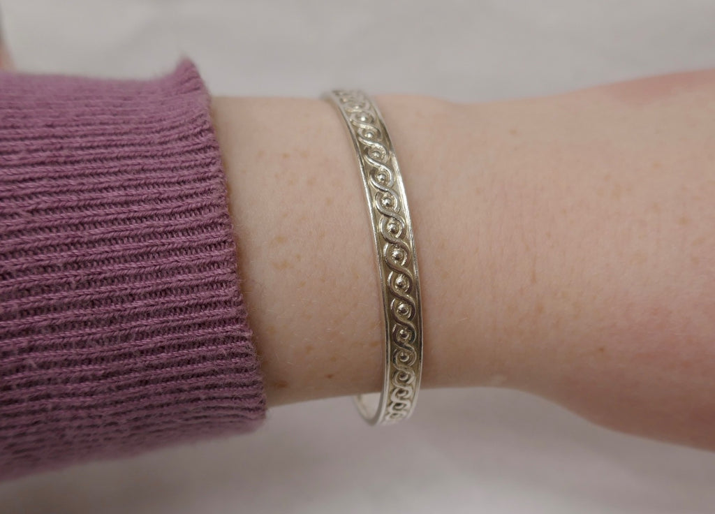 Tiffany & Co. Makers Beaded Wave Sterling Silver Bangle 7.5 In with Pouch & Box