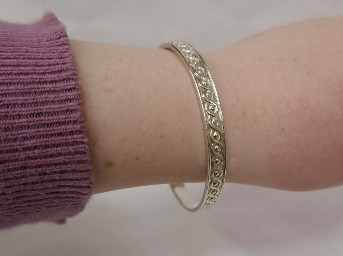Tiffany & Co. Makers Beaded Wave Sterling Silver Bangle 7.5 In with Pouch & Box