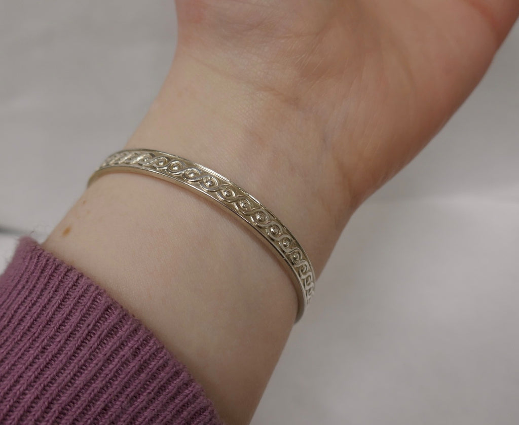 Tiffany & Co. Makers Beaded Wave Sterling Silver Bangle 7.5 In with Pouch & Box