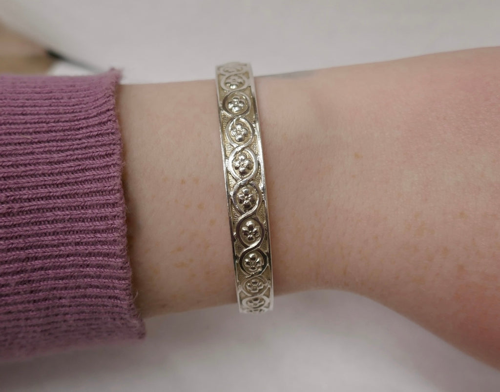 Tiffany & Co. Makers Floral Wave Sterling Silver Bangle 7.5 In with Pouch & Box