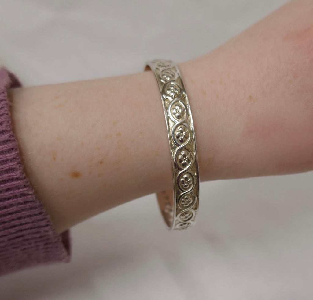 Tiffany & Co. Makers Floral Wave Sterling Silver Bangle 7.5 In with Pouch & Box
